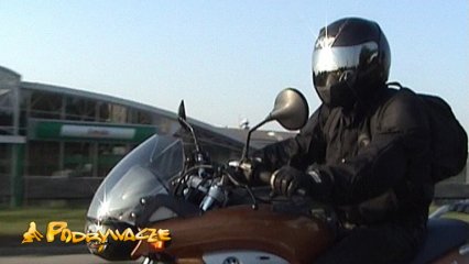 Kadr z filmu Blondyna leci na dwa kółka