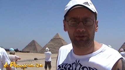 Frame from the video Turystka z Polski wśród egipskich piramid