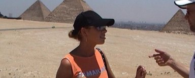 Turystka z Polski wśród egipskich piramid