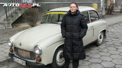 Kadr z filmu Okularnica zauroczona Syrenką