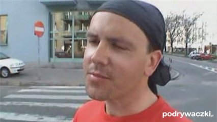 Kadr z filmu Motocyklista z motorem między nogami!
