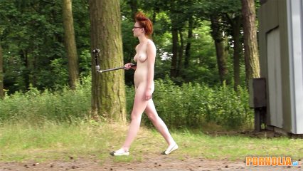 Frame from the video Nagi spacer z kamerą