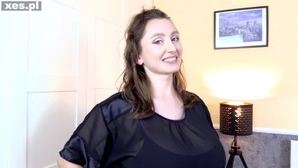 Frame from the video Dziewczyna z mega biustem
